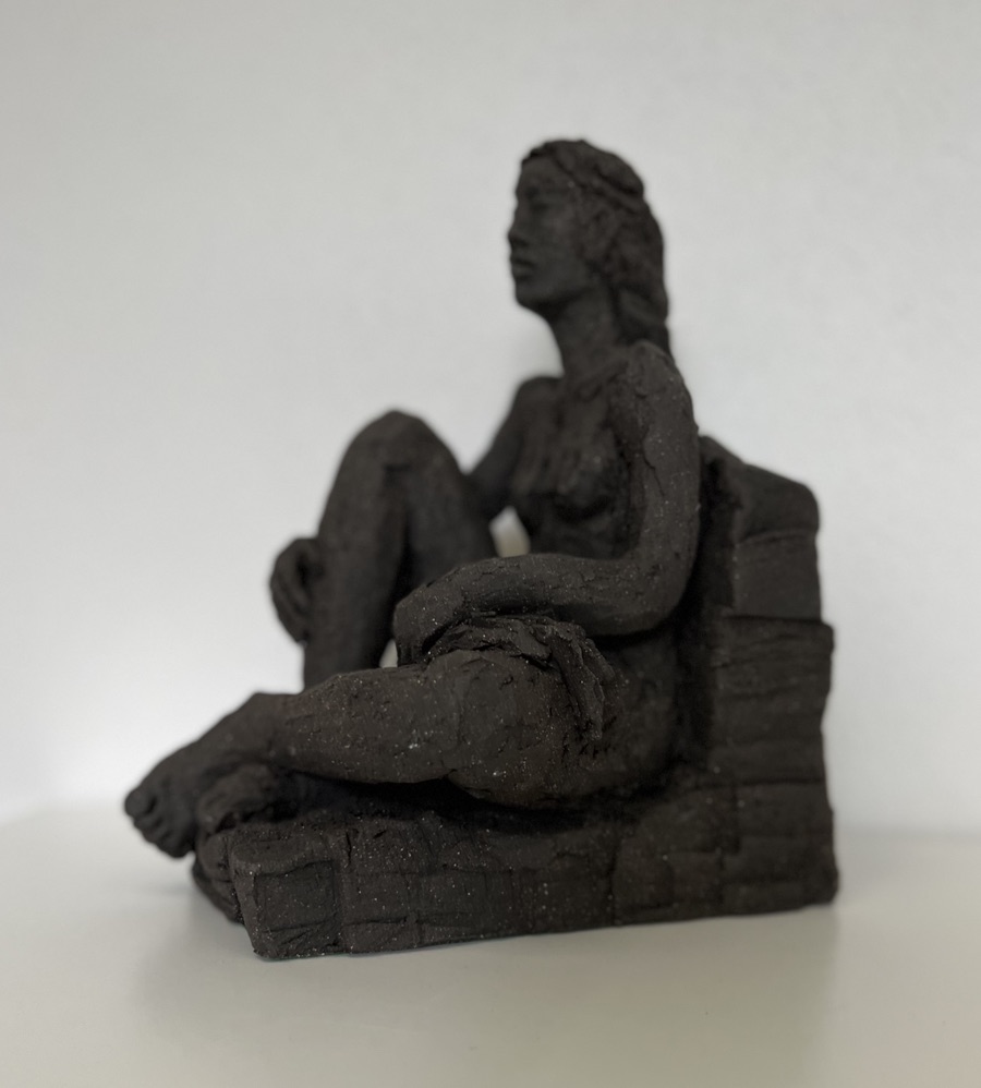 Birgit Kirke. “Sælkvinden”. Sort stentøjsler / Scamotte / Black stoneware clay. 39 IMG 1244