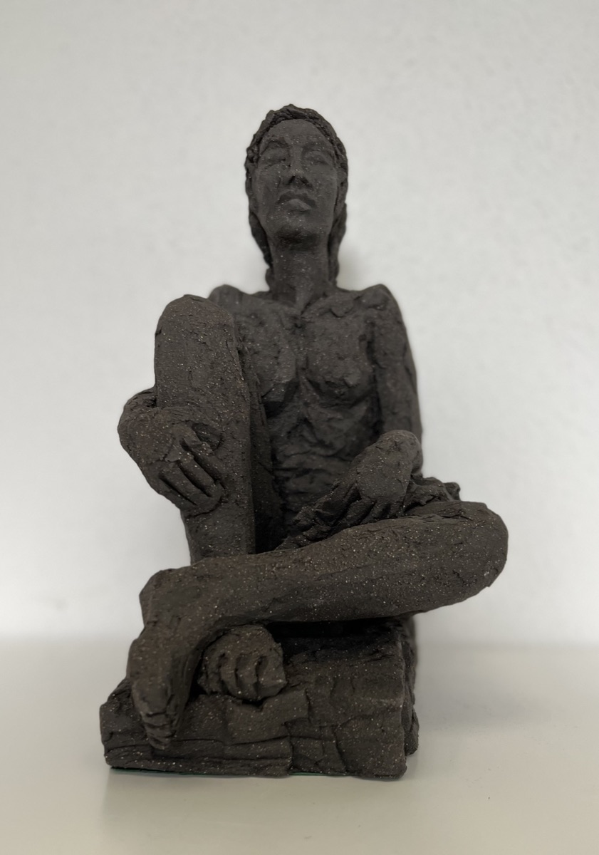 Birgit Kirke. “Sælkvinden”. Sort stentøjsler / Scamotte / Black stoneware clay. 40 IMG 1243