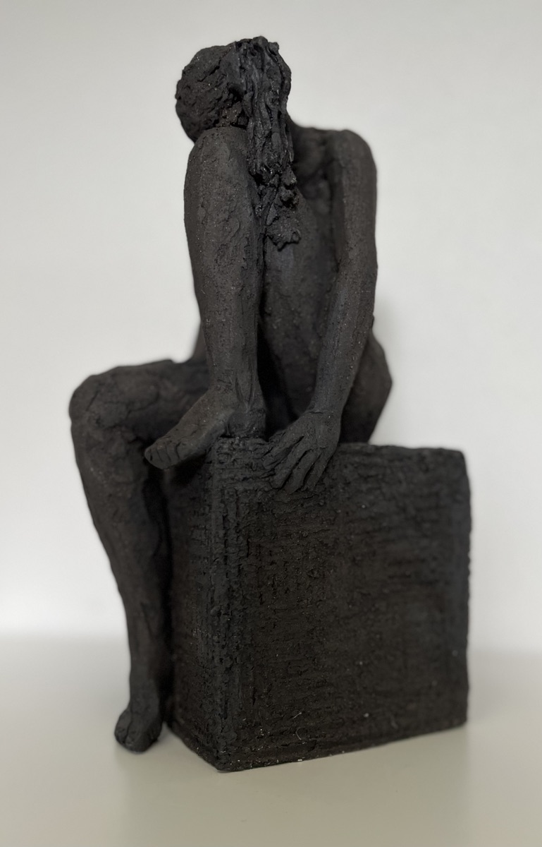 Birgit Kirke. “Sælkvinden”. Sort stentøjsler / Scamotte / Black stoneware clay. 47 IMG 1239
