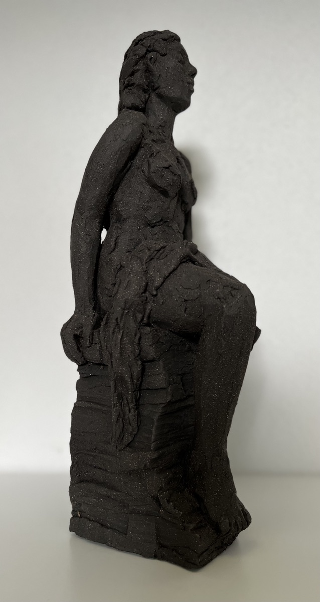 Birgit Kirke. “Sælkvinden”. Sort stentøjsler / Scamotte / Black stoneware clay, 49 IMG 1236