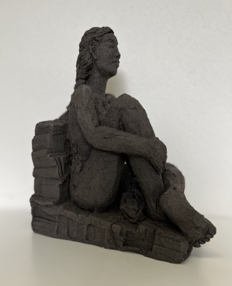 Birgit Kirke. “Sælkvinden”. Sort stentøjsler / Scamotte / Black stoneware clay. 50 IMG 1245