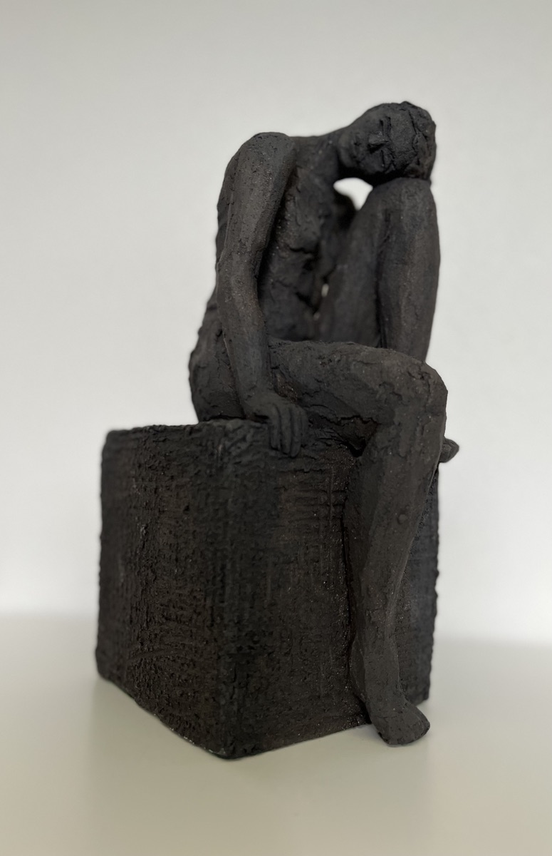 Birgit Kirke. “Sælkvinden”. Sort stentøjsler / Scamotte / Black stoneware clay. 54 IMG 1238