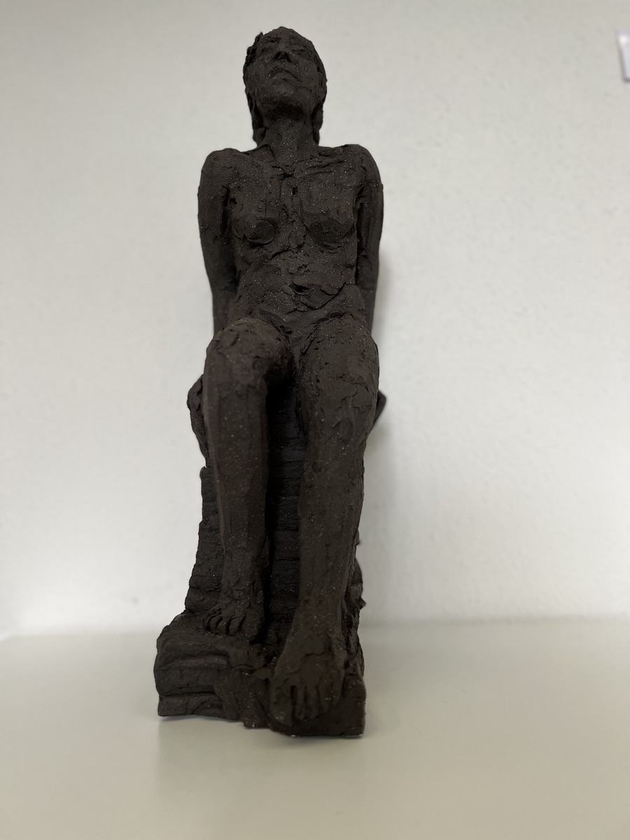 Birgit Kirke. “Sælkvinden”. Sort stentøjsler / Scamotte / Black stoneware clay. 56 IMG 1240