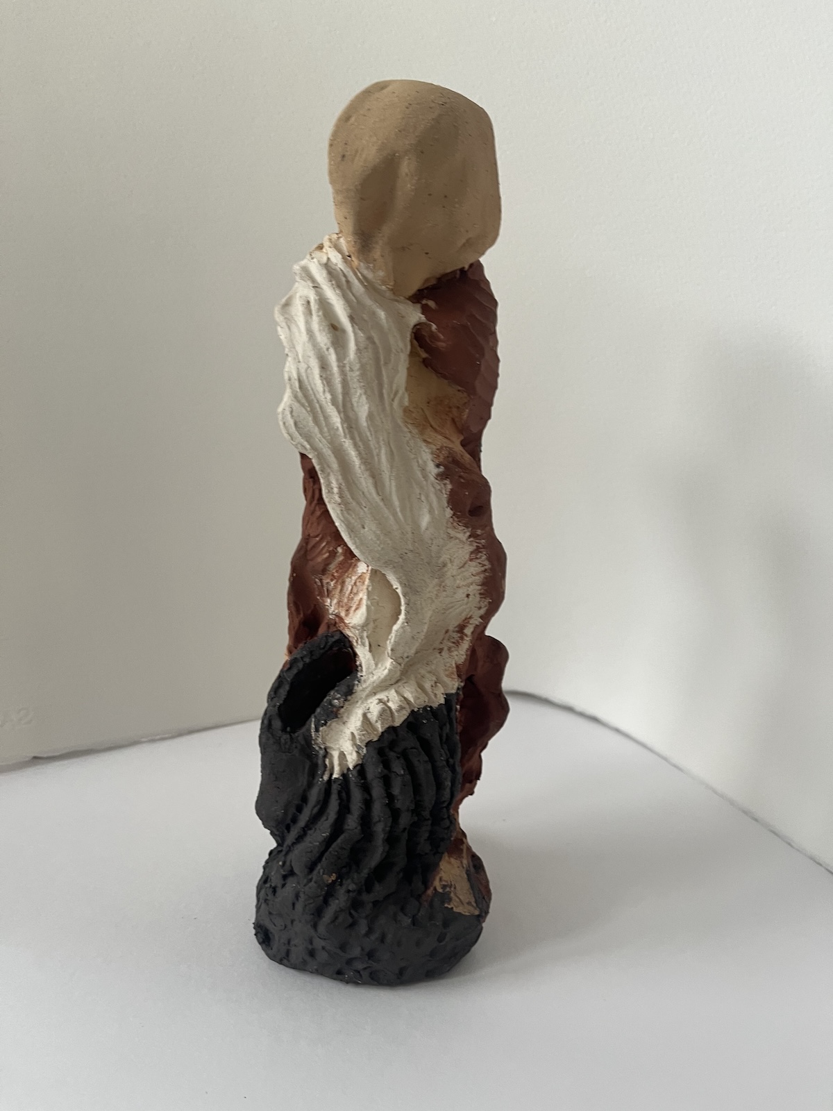 Strata of Silence, 30x12cm, Blandet jord-ler / Mixed earth clay.