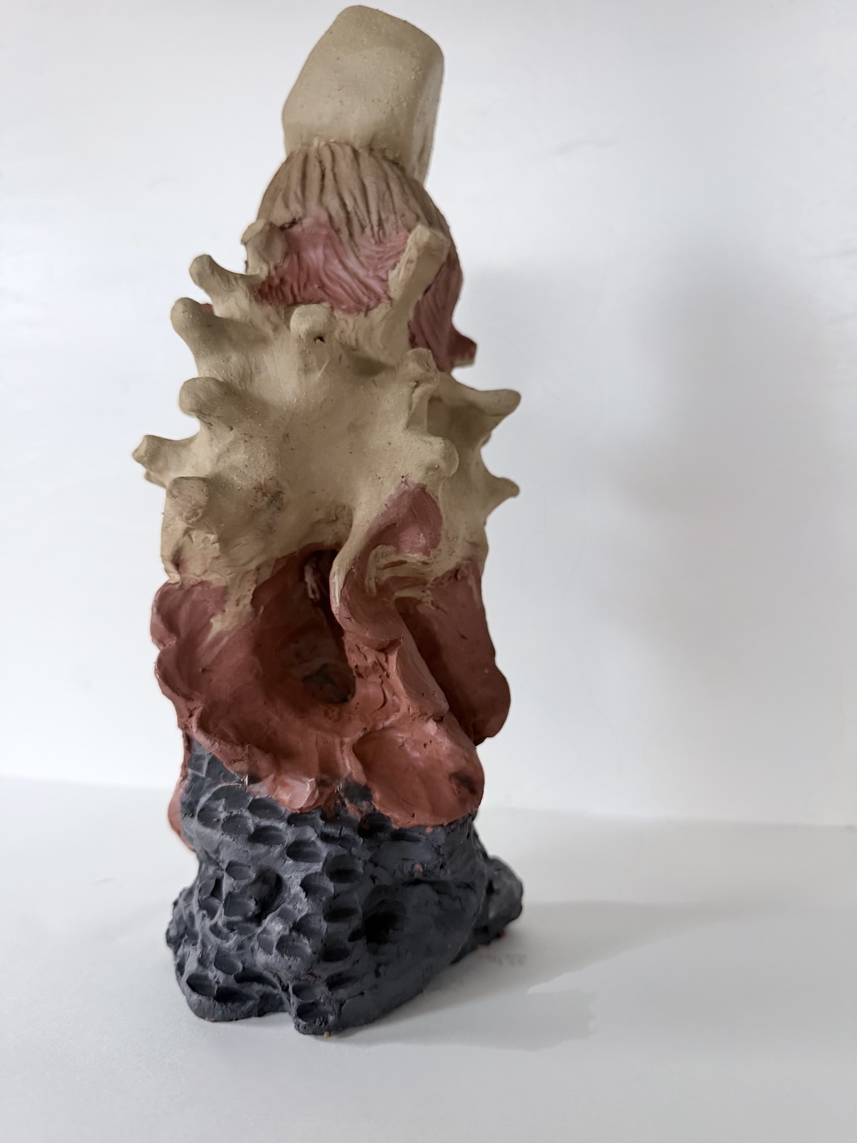 Holding a glimmer 30x14 cm, Blandet jord-ler / Mixed earth clay.