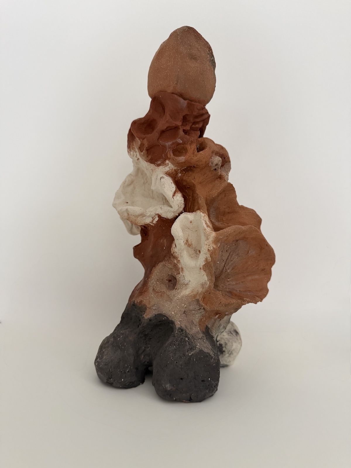 Soft Rebellion 28x15cm. Blandet jord-ler / Mixed earth clay.