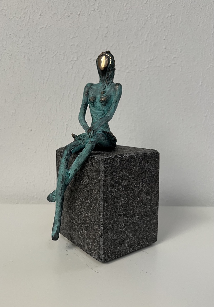 Helle Bang. “Liv”. Bronzeskulptur / Bronze Sculpture. H / H 17 cm. B / W 6 cm. D / D 8 cm.