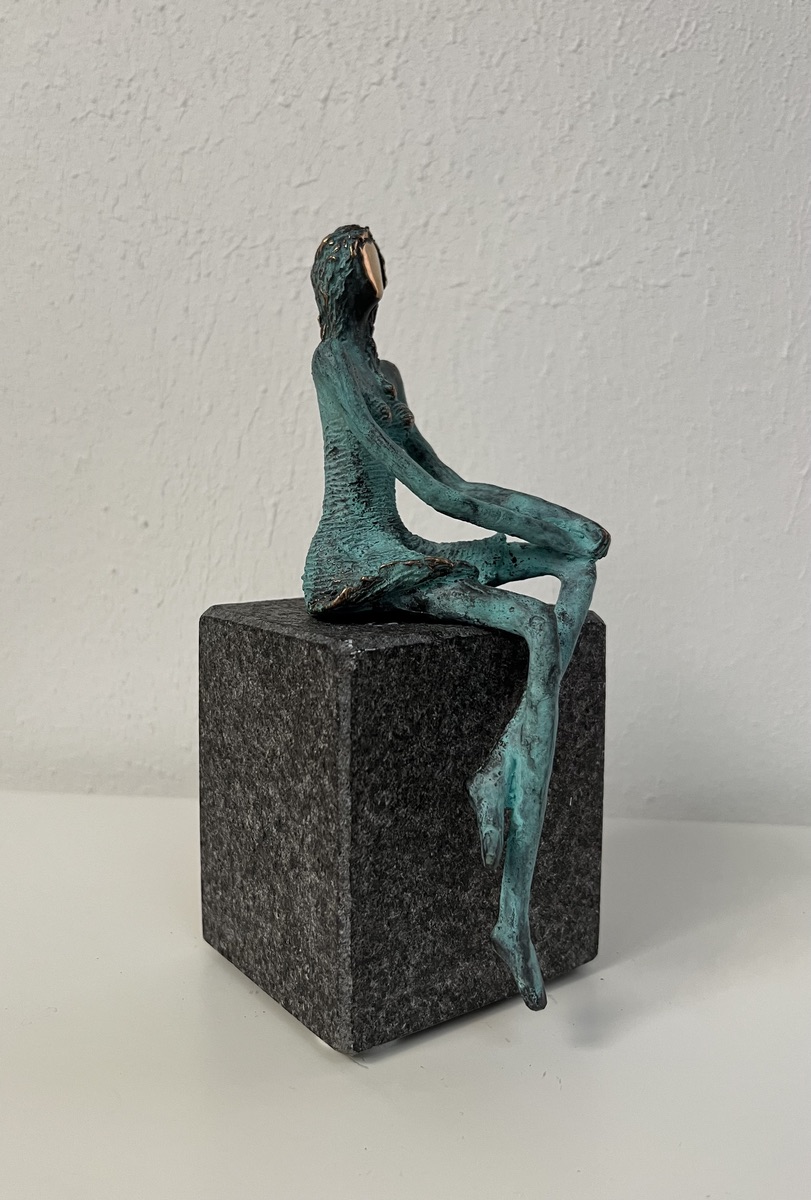 Helle Bang. “Liv”. Bronzeskulptur / Bronze Sculpture. H / H 17 cm. B / W 6 cm. D / D 8 cm.