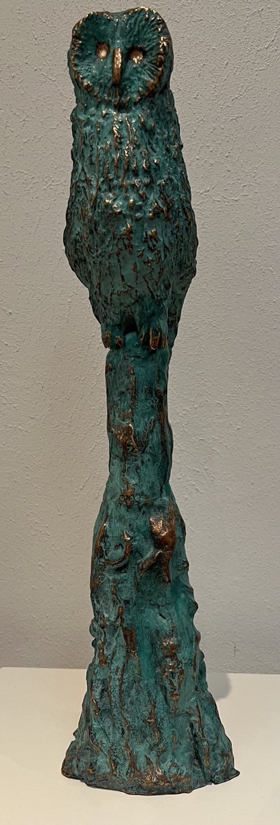 Helle Bang. “Den Tænksomme Ugle”. Bronzeskulptur / Bronze Sculpture. H / H 45 cm. B / W 12 cm. D / D 10 cm.