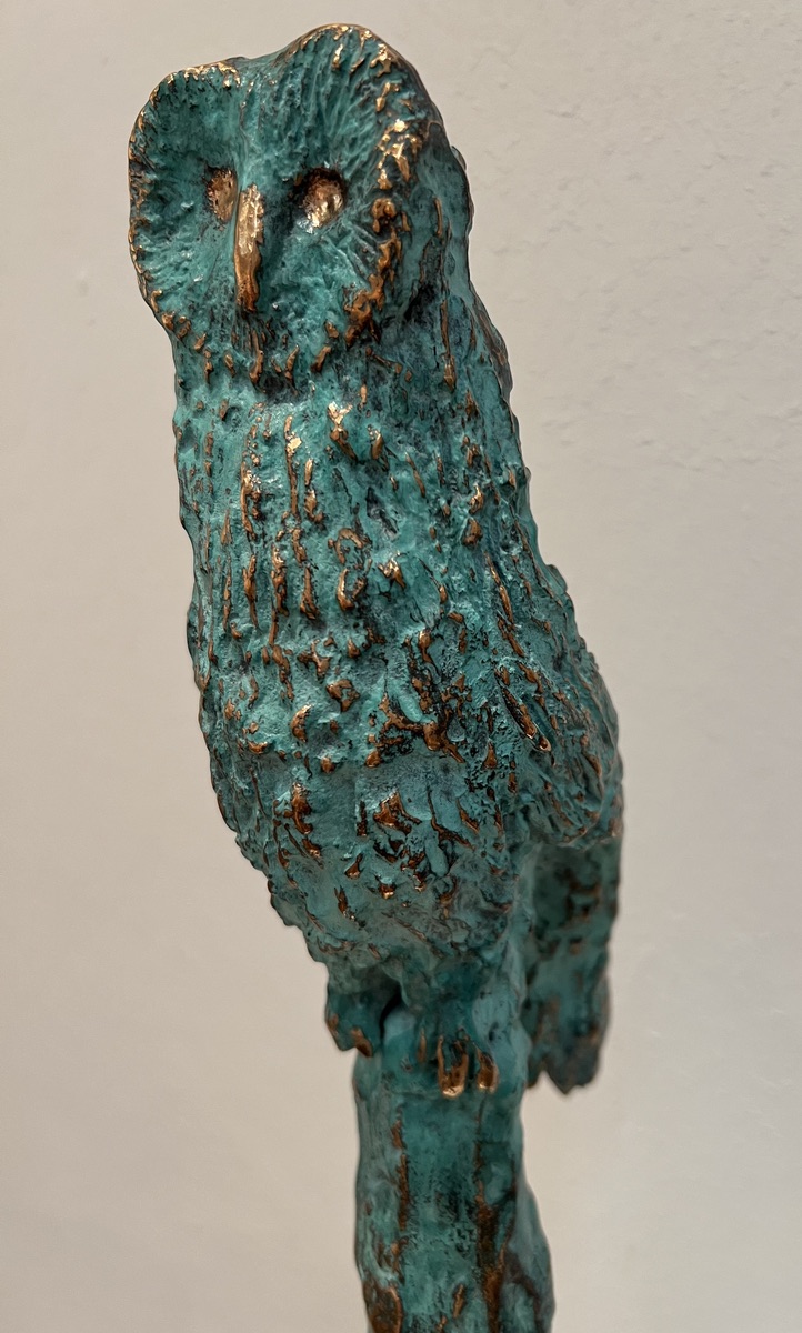 Helle Bang. “Den Tænksomme Ugle”. Bronzeskulptur / Bronze Sculpture. H / H 45 cm. B / W 12 cm. D / D 10 cm.