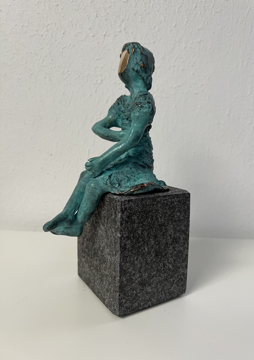 Helle Bang. “Pige”. Bronzeskulptur / Bronze Sculpture. H / H 22 cm. B / W 8 cm. D / D 10 cm.