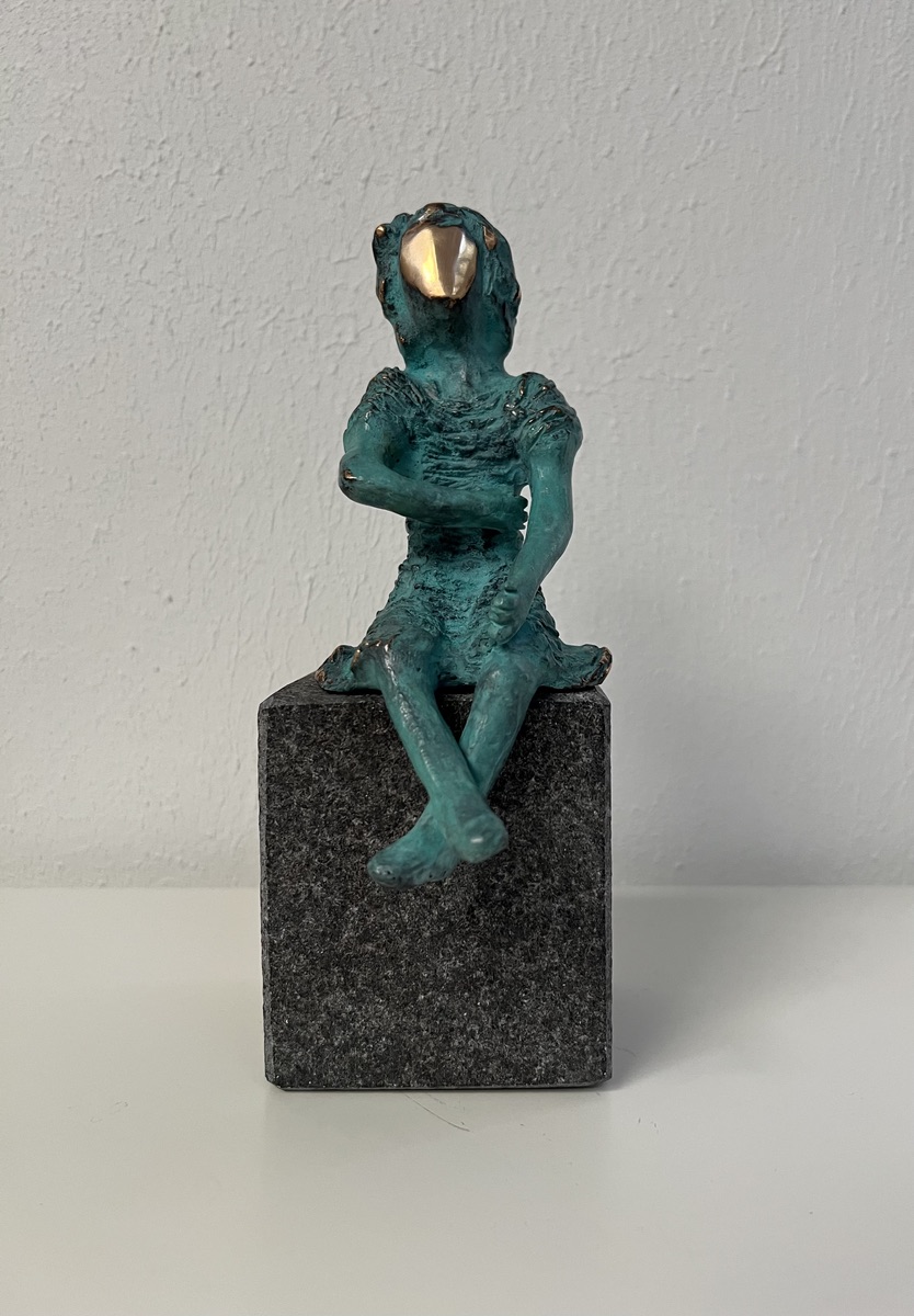 Helle Bang. “Pige”. Bronzeskulptur / Bronze Sculpture. H / H 22 cm. B / W 8 cm. D / D 10 cm.