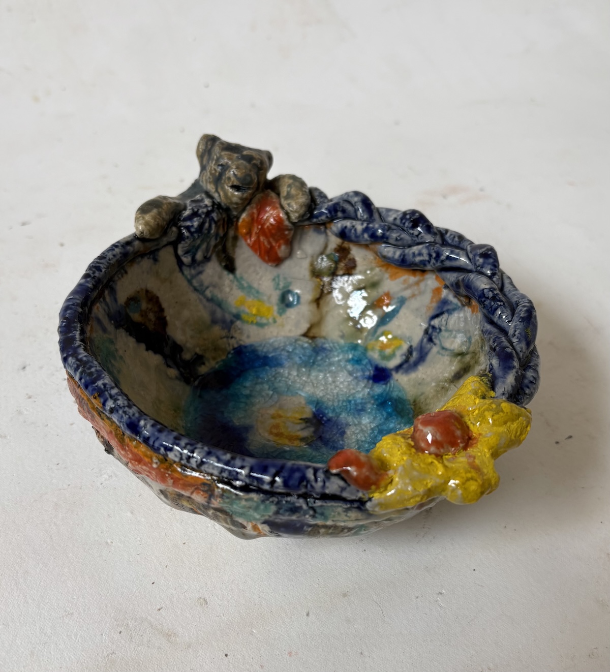 “Skål med dyr og gul blomst”. Stentøj / Stoneware. 8 x 20 x 15 cm.