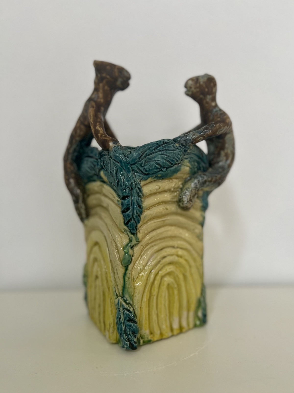 “Figurmødet på den gule vase”. Keramik. 30 cm.