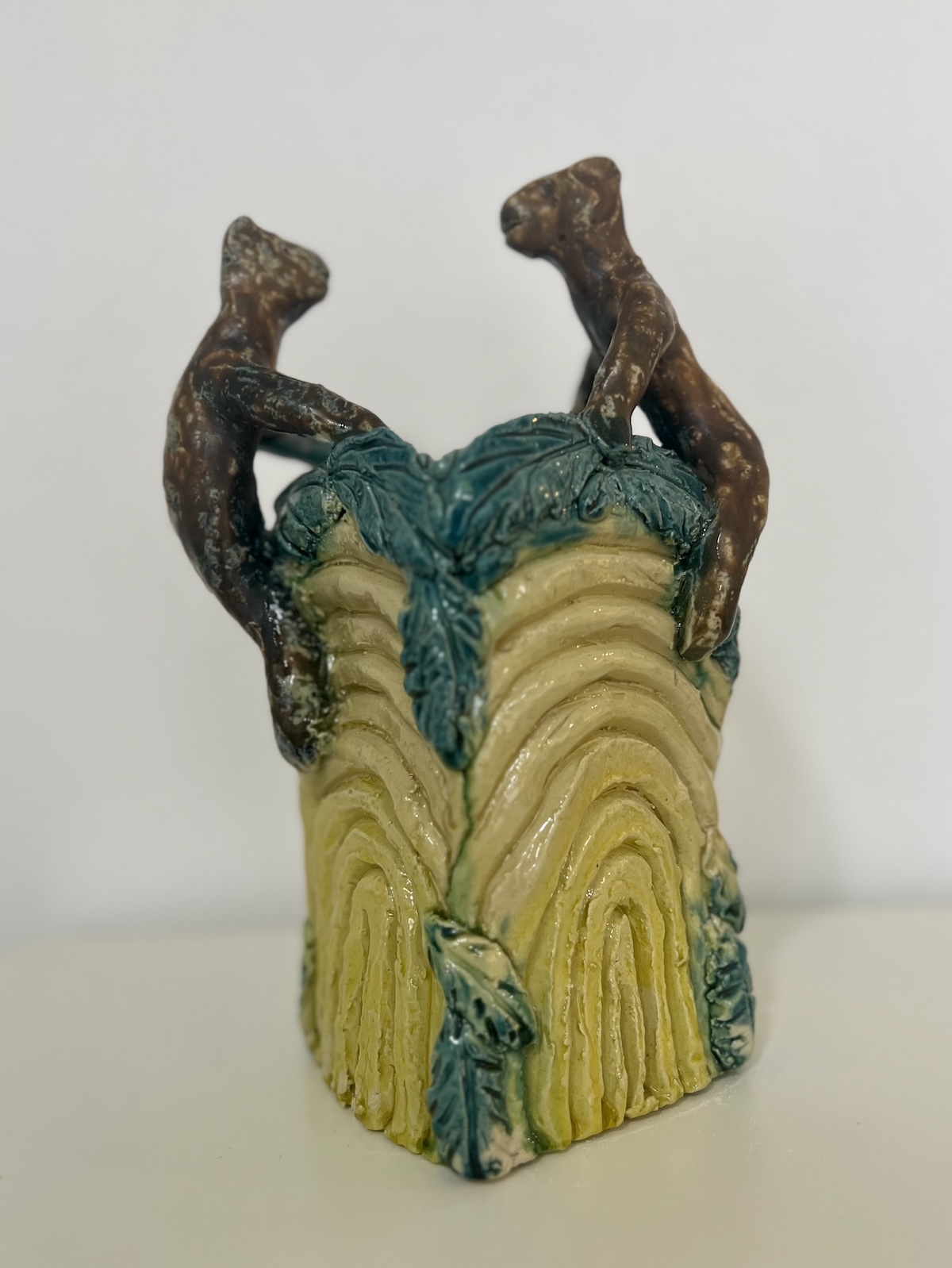 “Figurmødet på den gule vase”. Keramik. 30 cm.